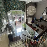 特里亚农酒店 酒店 *