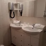 特里亚农酒店 酒店 *