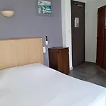 特里亚农酒店 *