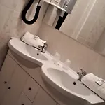 特里亚农酒店 *