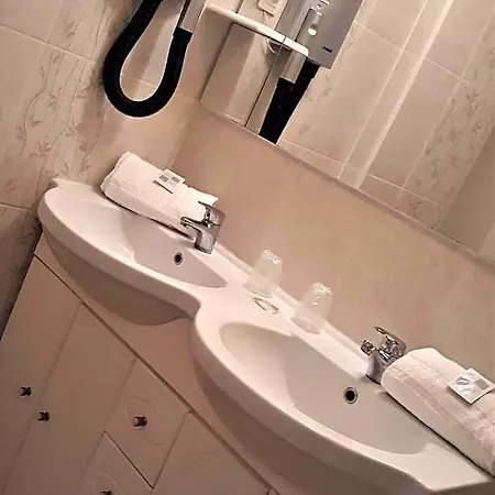 Trianon Hotel *