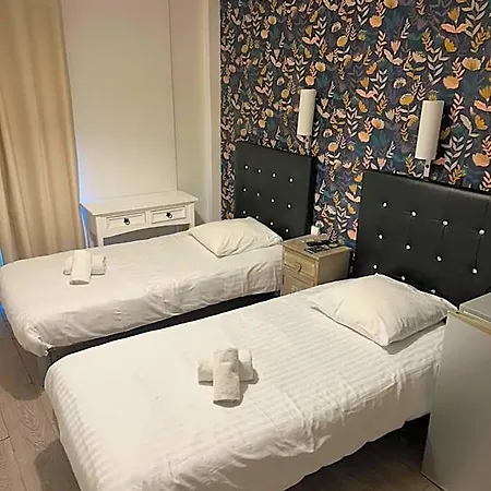 Trianon Hotel *