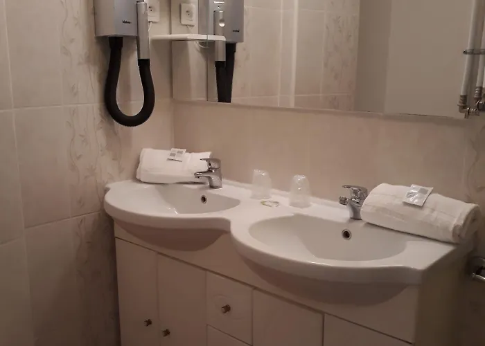 Trianon Готель *